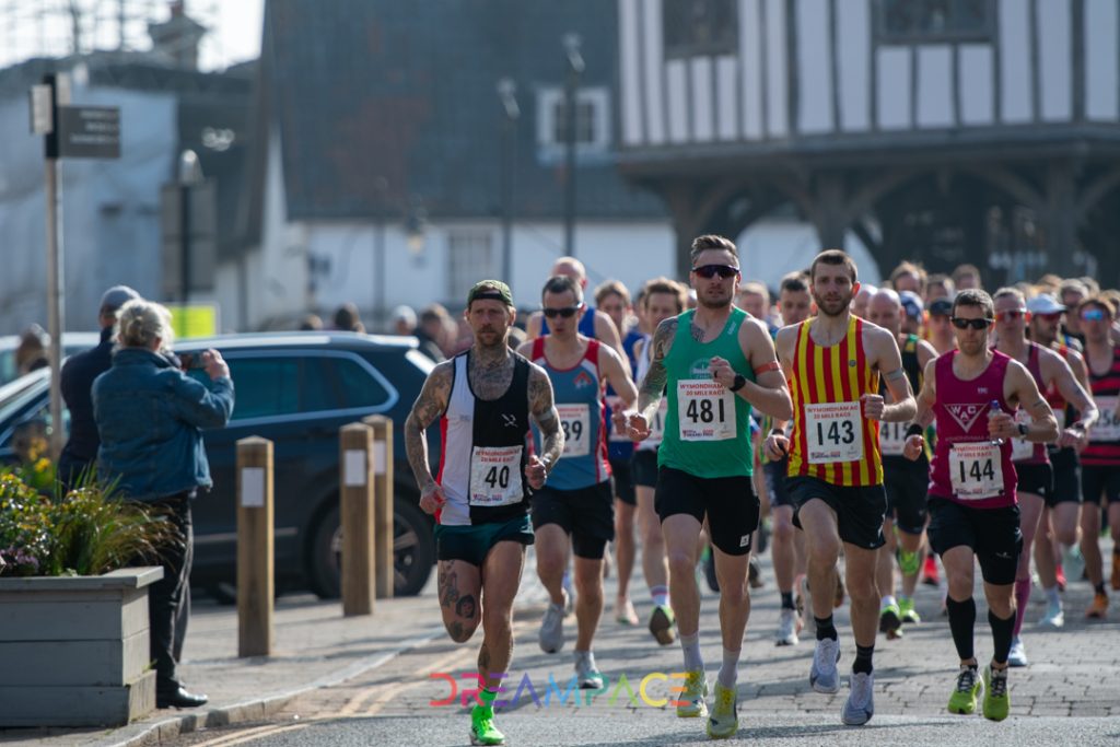 Sportlink GP Wym 20 Martyn Bath Martyn Bath leads out the runners at Wymondham 20 race